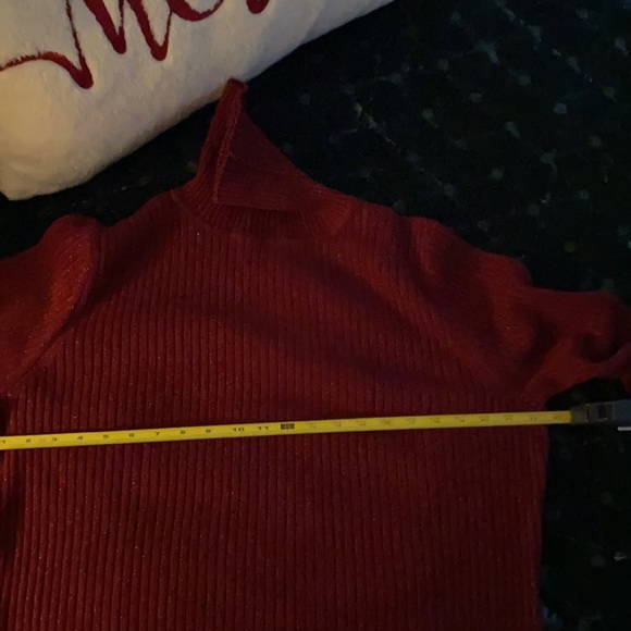 Women’s Context burgundy ribbed turtleneck w buttons on sleeve. No size tag - Picture 7 of 8